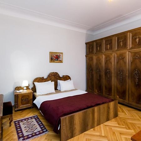 Apartment Gallery Rustaveli 1 Тбілісі Екстер'єр фото