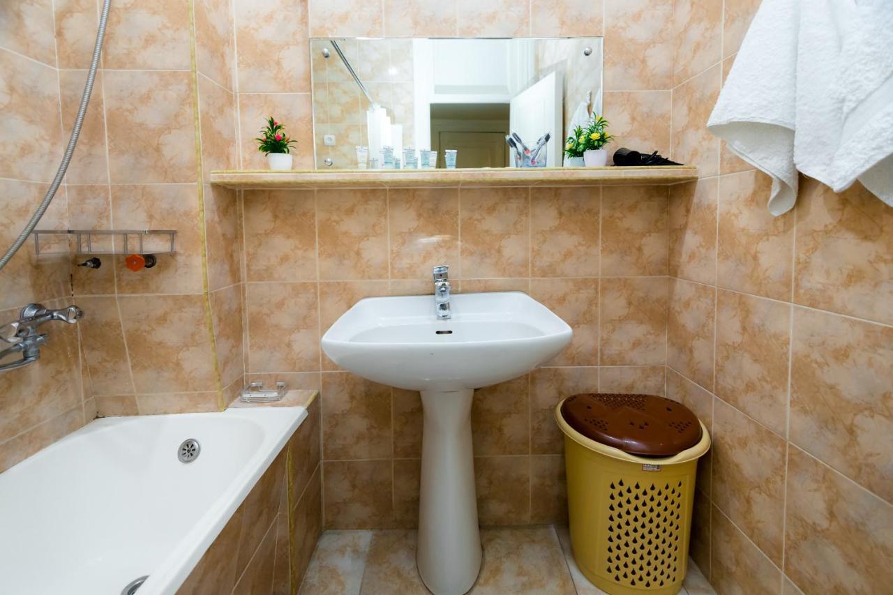 Apartment Gallery Rustaveli 1 Тбілісі Екстер'єр фото